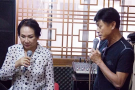 Tuấn Ngọc song ca tình khúc Ngô Thụy Miên lần đầu với với danh ca Lệ Thu. (Ảnh: Mạnh Tuấn) 