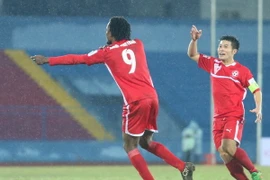 [Photo] Song sát Jamaica qua mặt trung vệ U19 Việt Nam ở Hải Phòng