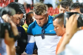 Marco Simic cầm iPphone mở chương trình tường thuật trực tiếp cho các cầu thủ Becamex Bình Dương theo dõi trận đấu của Thanh Hóa. Trước đó, tin thất bại của Hà Nội T&T đã chuyển về. (Ảnh: Minh Chiến/Vietnam+)