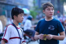 [Photo] “Fan” nhí nén đau săn vé xem Công Phượng đấu Uzbekistan 
