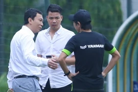 Ông Như Thuần (áo trắng, đứng sau) sẽ rời vị trí chuyên môn ở VFF để tới Than Quảng Ninh. (Ảnh: Minh Chiến/Vietnam+)