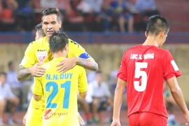 Hà Nội T&T (áo vàng) đang thể hiện phong độ khủng khiếp ở V-League lượt về. (Ảnh: Minh Chiến/Vietnam+)