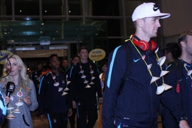 Hơn 18 giờ 30 phút, Joe Hart (bên phải) cùng các cầu thủ Manchester City đặt chân xuống Nội Bài. (Ảnh: Lê Hải/Vietnam+)