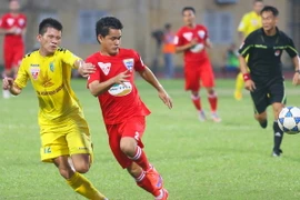 Đình Tùng (áo đỏ) có lần đầu tiên lên tuyển dưới triều đại Toshiya Miura. (Ảnh: Minh Chiến/Vietnam+)