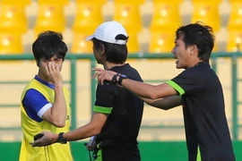 [Photo] Ông Miura mắng các học trò trong buổi luyện tập căng thẳng