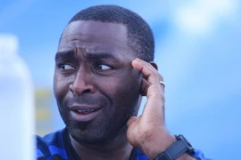 Andy Cole bật cười trước câu hỏi về khả năng sang Việt Nam thi đấu. (Ảnh: Minh Chiến/Vietnam+)