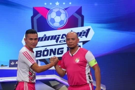 Diễn viên Anh Tuấn (áo hồng) là một trong số những "sao" giải trí tham gia "Cuồng nhiệt cùng bóng đá". (Ảnh: Minh Chiến/Vietnam+)