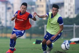 Huy Toàn (trái) chưa xác định rõ tình trạng chấn thương. (Ảnh: Minh Chiến/Vietnam+)