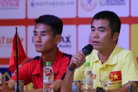 Huấn luyện viên trưởng Phạm Minh Đức (áo vàng) tự tin trước thềm giải đấu. (Ảnh: Minh Chiến/Vietnam+)