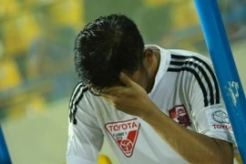 Tiền đạo, tuyển thủ quốc gia Nguyễn Hải Anh sup sụp sau thảm bại 1-4 của Đồng Nai. Vua phá lưới nội V-League 2014 sẽ chơi ở giải Hạng Nhất từ mùa sau. (Ảnh: Minh Chiến/Vietnam+)