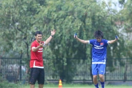 [Photo] "Nhạc trưởng" Tuấn Anh gây cười với bài tập nhảy dây