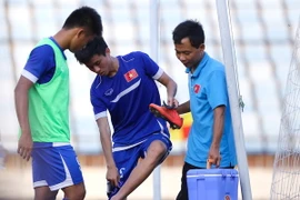 Thanh Hậu rời sân trong đau đớn và tập tễnh. Chấn thương của anh tới ở phút 70 trận giao hữu U19 Việt Nam - U19 Lào chiều qua. (Ảnh: Minh Chiến/Vietnam+)