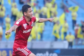 Đội trưởng Anh Đức là người hùng của Bình Dương với một cú đúp vào lưới Hà Nội T&T chỉ trong vòng 10 phút. (Ảnh: Minh Chiến/Vietnam+)