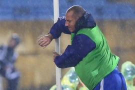 HLV Graechen liên tục chỉ đạo các học trò nhưng Hoàng Anh Gia Lai vẫn không tránh được một thất bại. (Ảnh: Minh Chiến/Vietnam+)