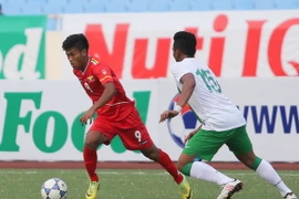 Người Myanmar (áo đỏ) đã gây bất ngờ lớn trước đối thủ Indonesia. (Ảnh: Minh Chiến/Vietnam+)