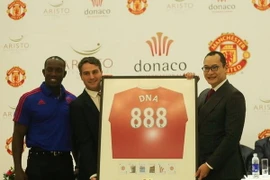 Đại diện Donaco nhận món quà lưu niệm từ phía Manchester United. (Ảnh: Đăng Huỳnh/Vietnam+)