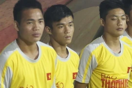 Thái Sung (ở giữa) buồn bã ngồi ngoài trong một trận đấu ở giải U21 quốc tế - Cúp Báo Thanh Niên 2014. (Ảnh: Minh Chiến/Vietnam+)