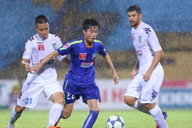 Phan Thanh Hậu (áo xanh) đã thể hiện được kỹ thuật của mình trước những người đàn anh. (Ảnh: Minh Chiến/Vietnam+)