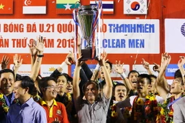Đây là danh hiệu thứ hai của lứa cầu thủ JMG mà bầu Đức dày công chăm sóc giành được trong 2 năm qua. (Ảnh: Minh Chiến/Vietnam+)