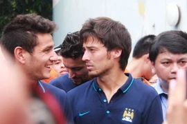 Silva tỏ ra mệt mỏi vì không gian khá ngột ngạt, trong khi đồng đội của anh là Marcos Lopes (trái) vẫn nở nụ cười rạng rỡ. (Ảnh: Hiếu Lương/Vietnam+)