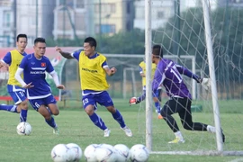 Các cầu thủ đội tuyển U23 Việt Nam trong buổi tập thứ 3 tại Singapore (Ảnh: TTXVN)