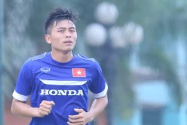 [Video ] Xem lại hai lần sút phạt sấm sét dội xà của Mạnh Hùng