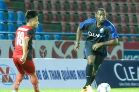 Andy Cole đã thể hiện được đẳng cấp thế giới của mình trong ít phút ngắn ngủi có mặt trên sân. (Ảnh: Minh Chiến/Vietnam+)