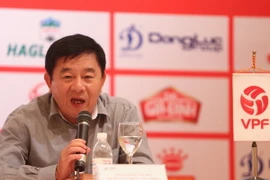 Ông Mùi cho rằng khó có thể khẳng định bóng đã chạm tay hay chưa trong tình huống Đình Tùng ghi bàn đánh bại Hoàng Anh Gia Lai. (Ảnh: Minh Chiến/Vietnam+)