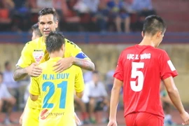 Hà Nội T&T (áo vàng) đang trở lại mạnh mẽ. (Ảnh: Minh Chiến/Vietnam+)