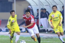Đồng Nai (áo đỏ) vẫn còn cơ hội trụ hạng nếu giành 3 điểm ở vòng này. (Ảnh: Minh Chiến/Vietnam+)
