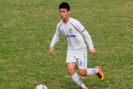 Tuyển thủ U19 Việt Nam giải cứu á quân Hà Nội T&T ở Hàng Đẫy