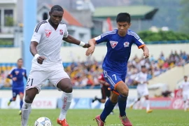 Tiến Duy (áo xanh) lần đầu tiên lên tuyển dưới thời Miura. (Ảnh: Minh Chiến/Vietnam+)