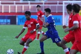U21 Singapore (áo đỏ) đã có màn ngược dòng rất ấn tượng trong hiệp hai cuộc đối đầu với U21 Thái Lan tối qua. (Ảnh: Minh Chiến/Vietnam+)