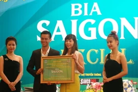 Đại diện ban tổ chức trao bảng danh vị cho nhà tài trợ HPL-S3. (Ảnh: Thùy Minh/Vietnam+)