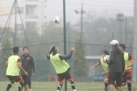 [Photo] Olympic Việt Nam luyện bài lạ dưới mưa Mỹ Đình 