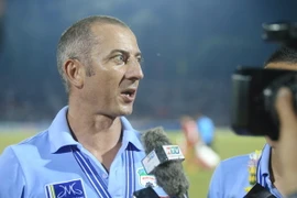 HLV HAGL Graechen nói gì về sự cố "vỡ sân" trên sân Pleiku?