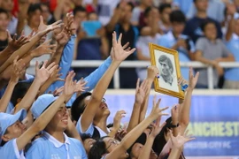 “Fan” Việt với bức vẽ chân dung tuyệt đẹp về David Silva. (Ảnh: Minh Chiến/Vietnam+) 