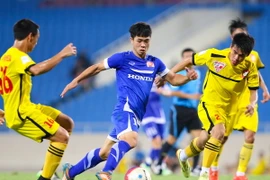 [Photo] Công Phượng và Văn Toàn “nhảy múa” trước hàng thủ Hải Phòng