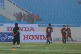 CĐV lẻn vào sân đội Olympic Việt Nam, HLV Miura nổi giận 