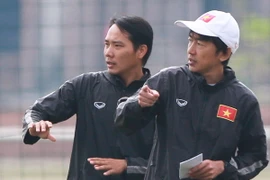 Huấn luyện viên Miura (phải) tin rằng thời tiết trong Nam sẽ giúp các cầu thủ có thể lực sung mãn hơn. (Ảnh: Minh Chiến/Vietnam+)