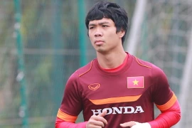 Lý do Công Phượng băng kín tay trái vẫn chưa được tiết lộ. (Ảnh: Minh Chiến/Vietnam+)