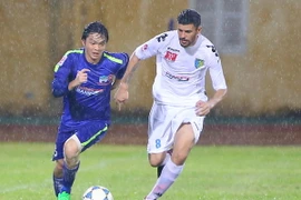 Đội trưởng Tuấn Anh chơi rất hay nhưng không thể giúp Hoàng Anh Gia Lai tránh khỏi thất bại 0-2 trước Hà Nội T&T tại tứ kết Cúp quốc gia 2015 tối qua (24/6). (Ảnh: Minh Chiến/Vietnam+)