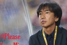 Người hâm mộ Thái Lan kêu gọi bảo vệ huấn luyện viên Miura. (Ảnh: Minh Chiến/Vietnam+)