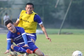 Chí Công trong một tình huống tranh chấp bóng quyết liệt với Lê Công Vinh. (Ảnh: Minh Chiến/Vietnam+) 