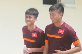 Thanh Hậu (trái) đã nghỉ tập 12 ngày liên tiếp do thi tốt nghiệp và chấn thương ở Hoàng Anh Gia Lai. (Ảnh: Minh Chiến/Vietnam+)