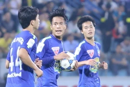 Cuộc đua trụ hạng vẫn chưa có điểm dừng. (Ảnh: Minh Chiến/Vietnam+)