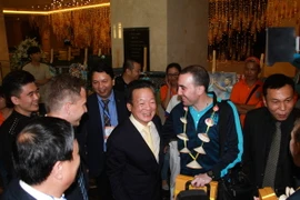 Bầu Hiển niềm nở đón tiếp Man City tại sảnh khách sạn JW Marriott. (Ảnh: Hiếu Lương/Vietnam+)