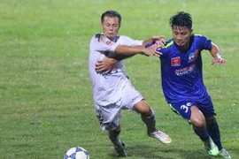Tiến Dũng (áo xanh) sẽ rời đội bóng phố núi ngay sau khi V-League 2015 kết thúc. (Ảnh: Minh Chiến/Vietnam+)