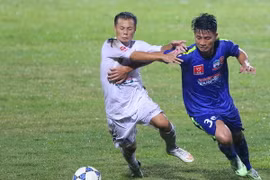 Tiến Dũng (áo xanh) sẽ rời đội bóng phố núi ngay sau khi V-League 2015 kết thúc. (Ảnh: Minh Chiến/Vietnam+)