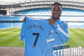 Raheem Sterling - cầu thủ đắt giá thứ 12 thế giới, đắt giá nhất lịch sử nước Anh, đã chính thức gia nhập biên chế Manchester City và sẽ có mặt trong chuyến du đấu tới Việt Nam vào ngày 25/7 tới.